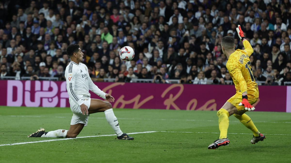 Iñaki Peña, Bernabéu'daki Madrid-Barça klasiği sırasında Bellingham'a karşı.
