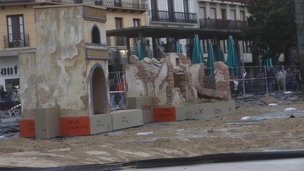 En imágenes | Comienza el montaje del belén de la plaza del Pilar