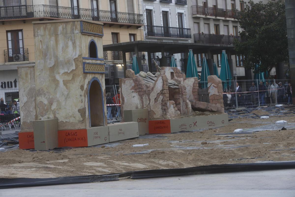 EN IMÁGENES | Comienza el montaje del belén de la plaza del Pilar