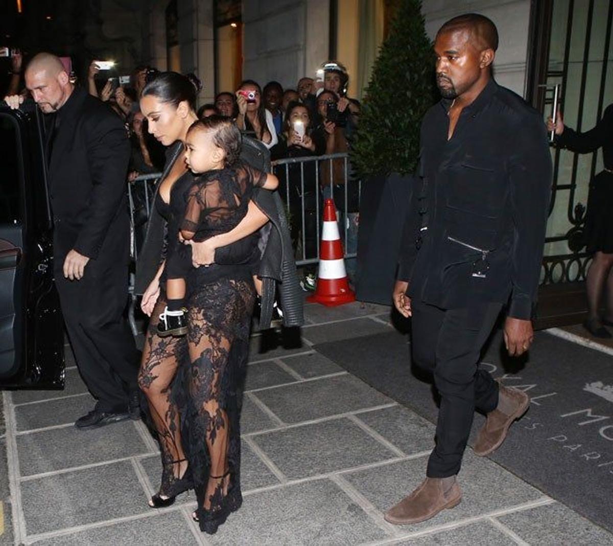 Kim Kardashian con Nori y Kanye West, muy combinados para ir al desfile de Givenchy