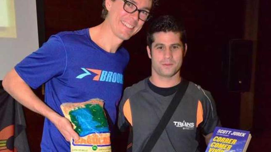 Scott Jurek, con un kilo de gofio, junto al corredor Néstor. | giorgio rapetti