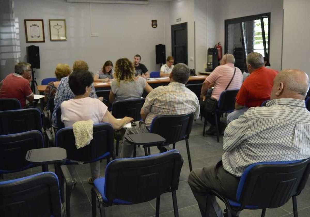 La reunión de los representantes vecinales, con Adrián Arias en la mesa.