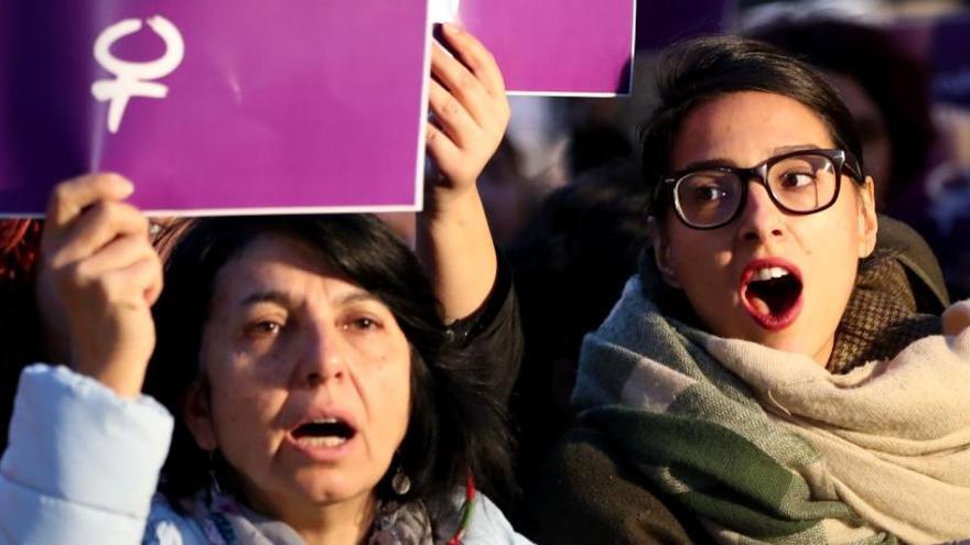 Dos mujeres en una protesta contra la ley suspendida.