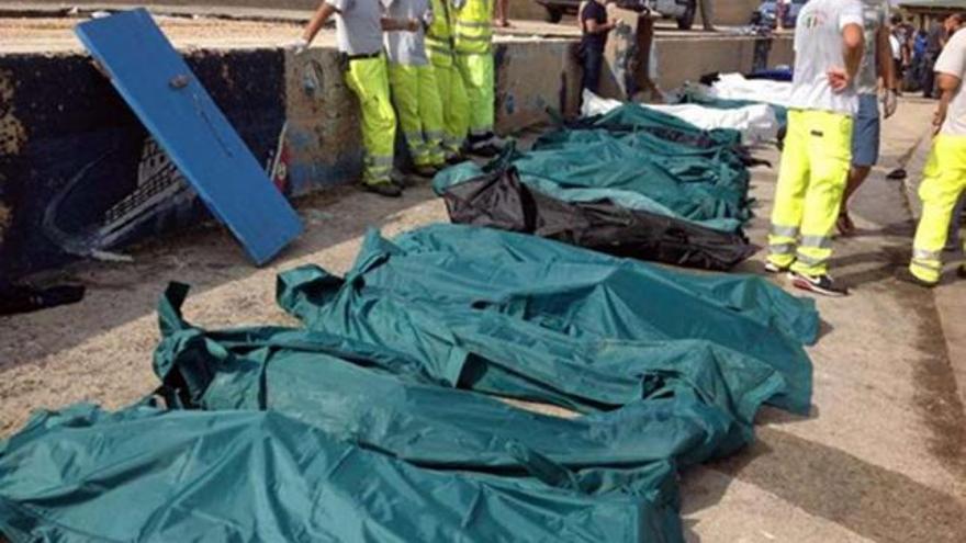 Los cadávares acabaron agolpados en los muelles de la isla de Lampedusa.  // Nino Randazzo