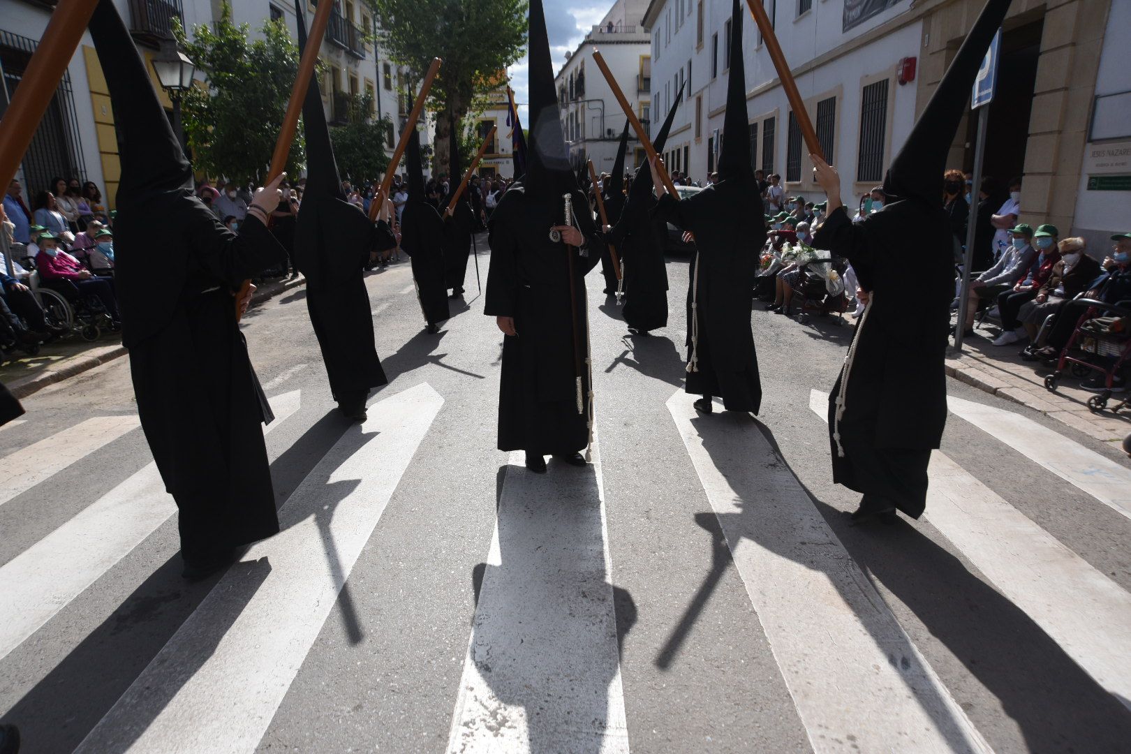 El Nazareno recoore las calles de su barrrio camino de la carrera oficial