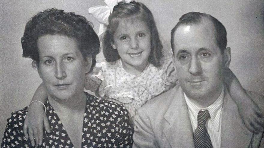 Eduardo Frápolli en el exilio en México en 1945 con su mujer, Carmen Domínguez Sell y su única hija Victoria Frápolli.