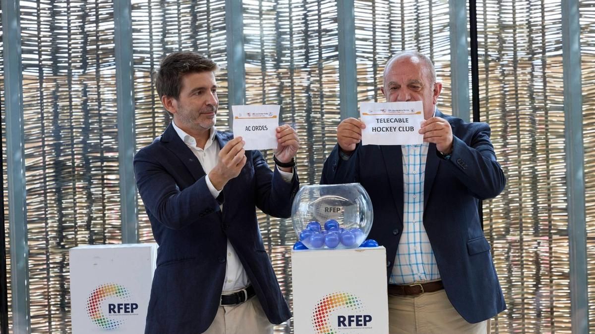 Por la izquierda, Sergi Guillot y Carmelo Paniagua, sorteando el primer emparejamiento del Telecable en la OK Bronce masculina.