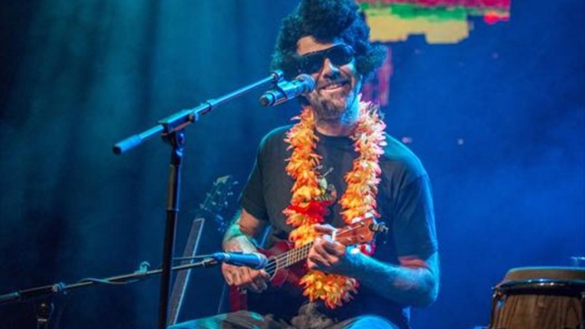 Pau Donés parodia a Elvis Presley, durante el concierto benéfico celebrado en Luz de Gas para recaudar fondos para la lucha contra el cáncer.