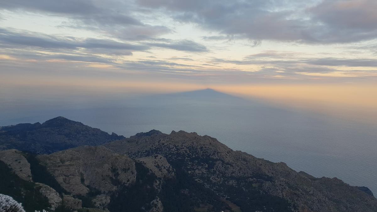 Así se vislumbra la sombra del Puig Major sobre el mar.