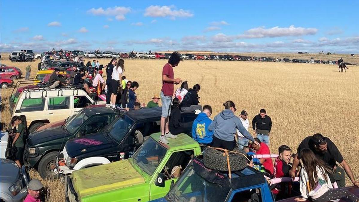 Decenas de aficionados y espectadores en el paraje Valmoro de Torres del Carrizal.