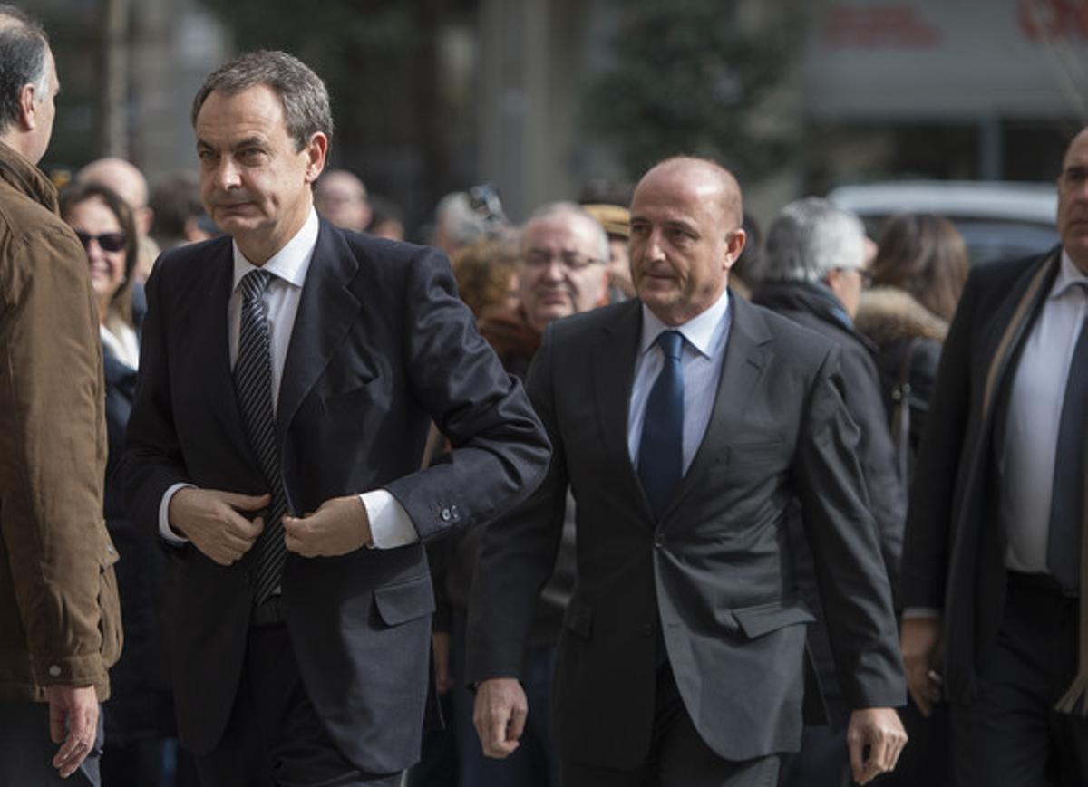 L’expresident del Govern José Luis Rodríguez Zapatero, acompanyat del que va ser ministre d’Indústria, Turisme i Comerç des del 2008 fins al 2011, Miguel Sebastián, al funeral de Lara.