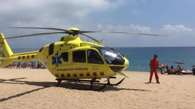 Un helicòpter del SEM, en una imatge d’arxiu, mobilitzat per atendre un ofegament a la costa.