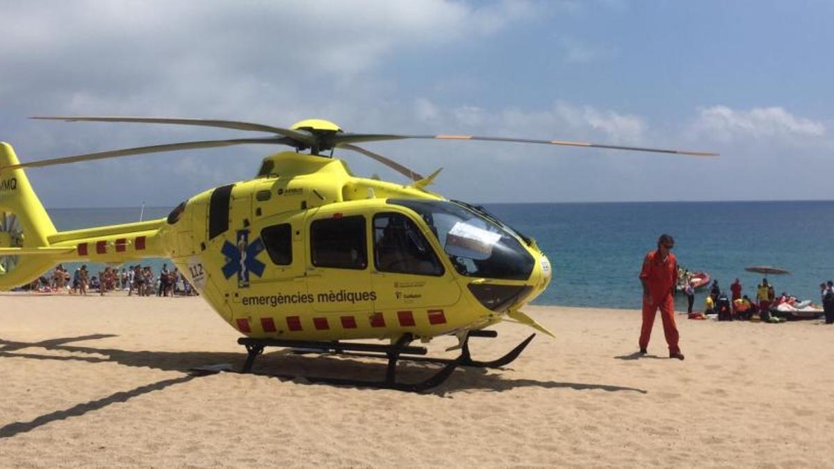 Un helicòpter del SEM, en una imatge d’arxiu, mobilitzat per atendre un ofegament a la costa.