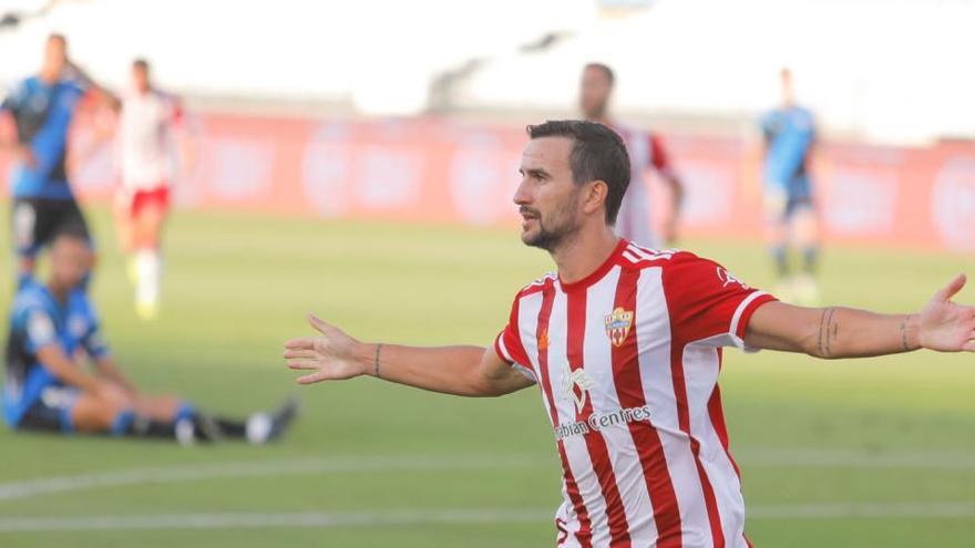 Un jugador del Almería celebra un gol