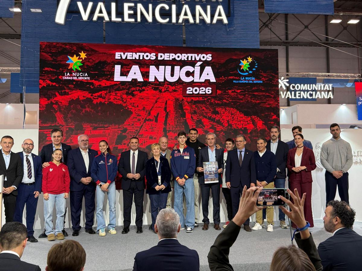 La Nucía presentó los 11 eventos deportivos más importantes de 2026 en FITUR con presidentes de federaciones, medallistas olímpicos, la consellera de Turismo, Marián Cano, y el alcalde Bernabé Cano.
