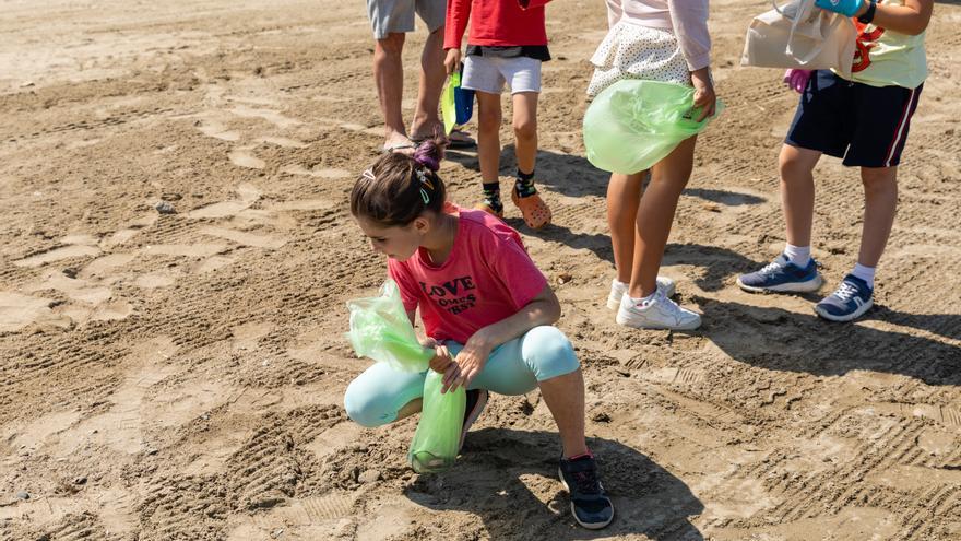 L’alumnat selvatà neteja una platja del Port de la Selva en el marc de la jornada ‘La Mar de Net’