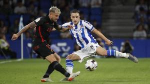 El centrocampista del Real Mallorca Dani Rodríguez (i) ante el defensa de la Real Sociedad Andoni Gorosabel durante el partido de la décima jornada de Liga