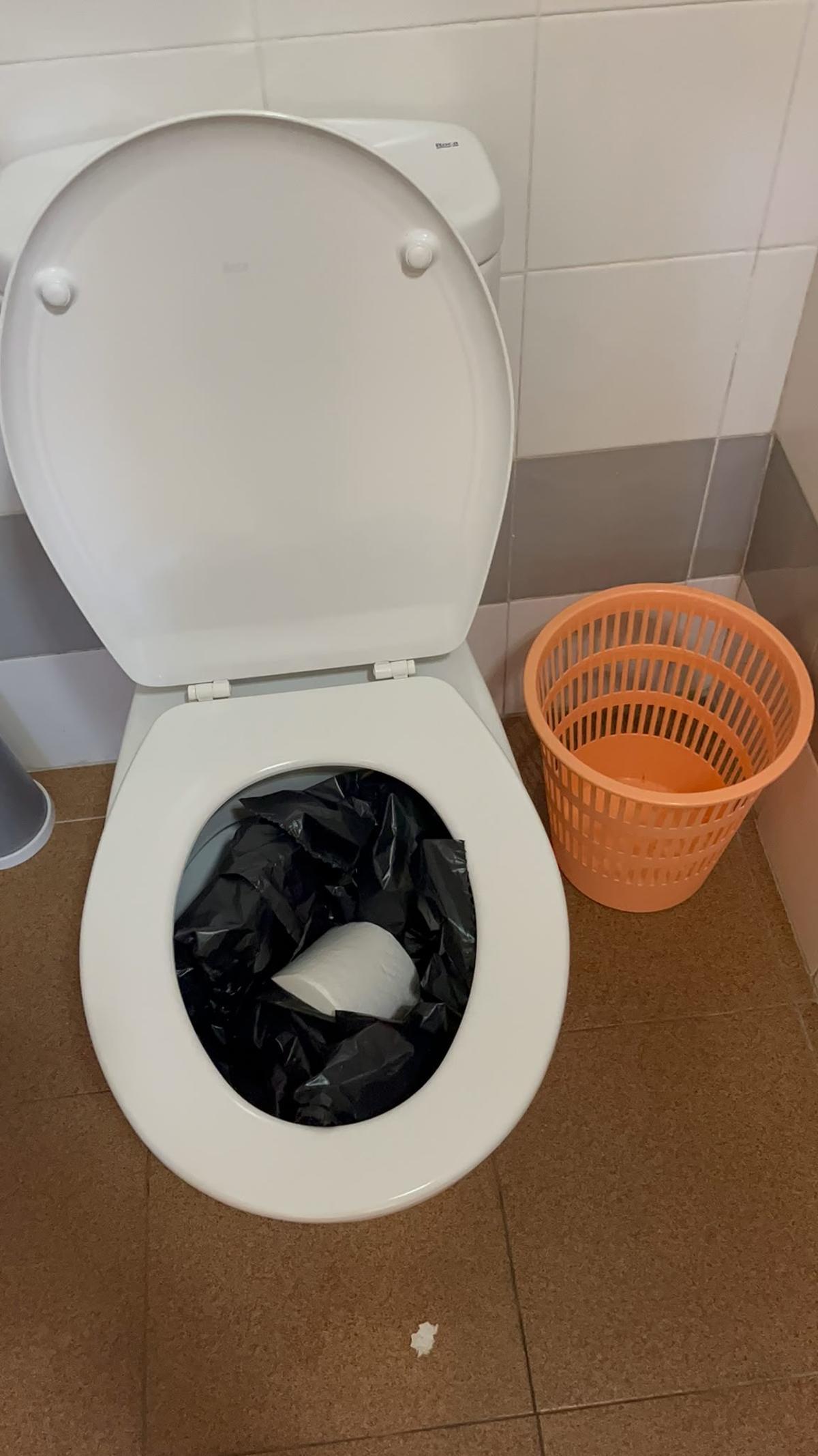 Actos vandálicos ocurridos en los baños de la piscina municipal de Piornal.