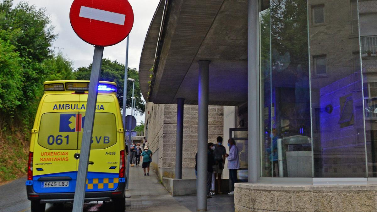 El exterior del centro de salud de Cangas, ayer.