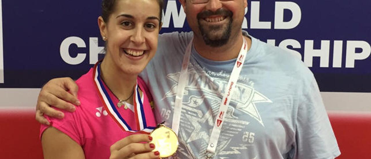 Ernesto García y Carolina Marín con la medalla de oro en el Mundial.