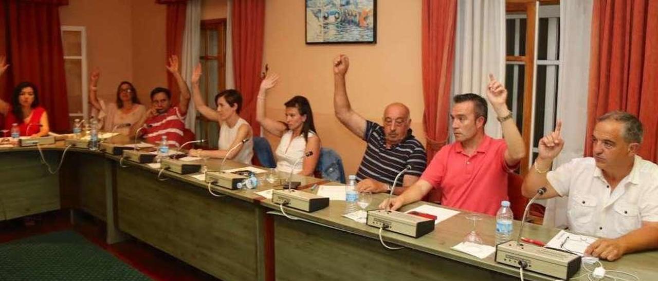 El galeguista Félix Lamas (1º d), votando con los socialistas a favor del auditorio. // Muñiz