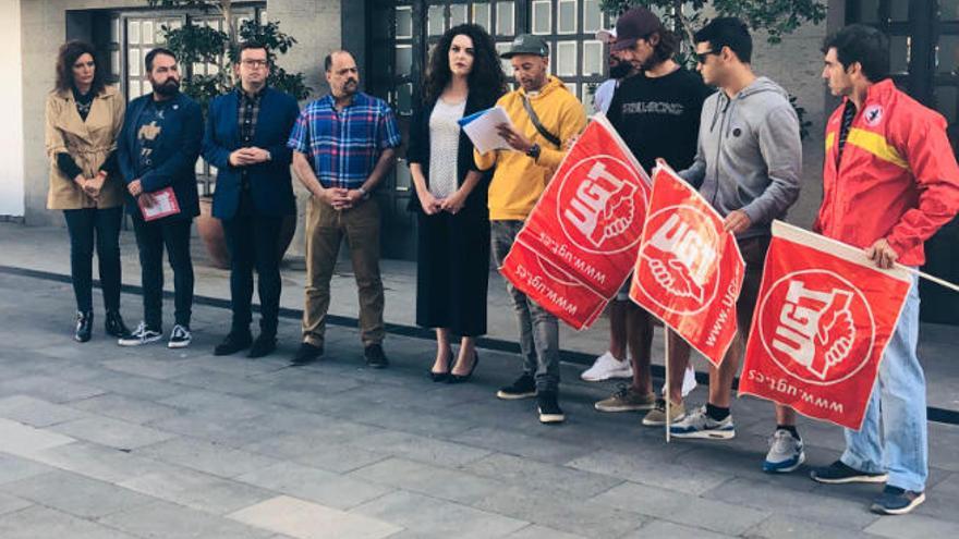 Los trabajadores despedidos por Samur junto a los portavoces de la oposición, ayer a las puertas del Ayuntamiento de Granadilla de Abona.