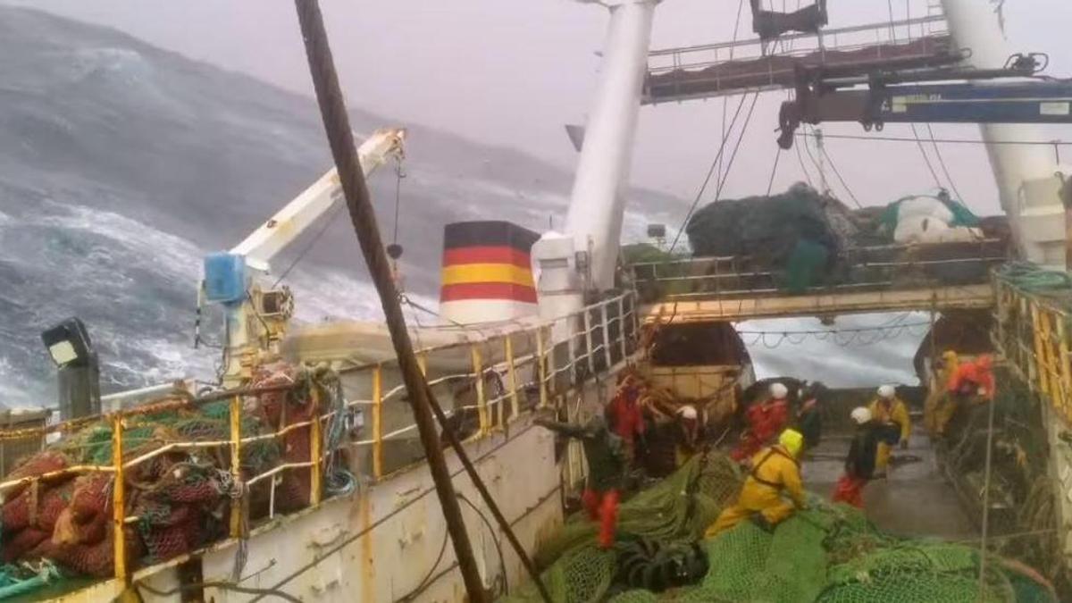 Maniobras en el &quot;Pitanxo&quot;, en una marea anterior al accidente.