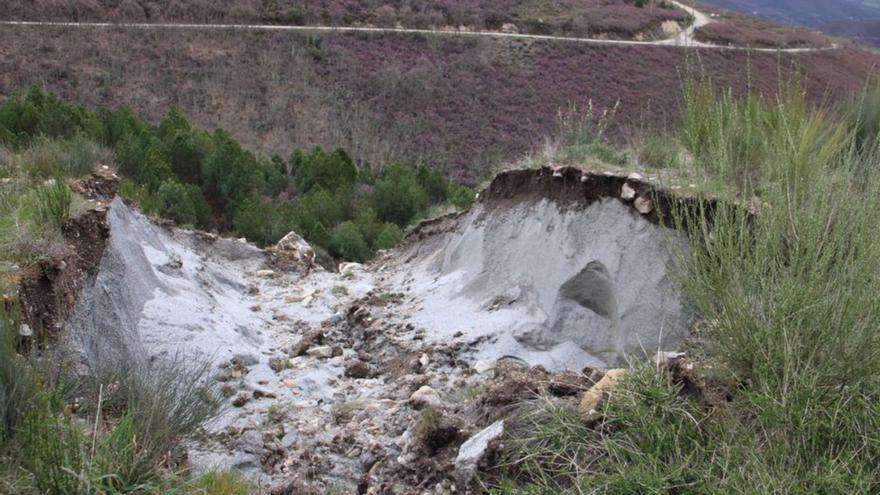 Derrumbe parcial hacia el Tuela de una escombrera en Sanabria