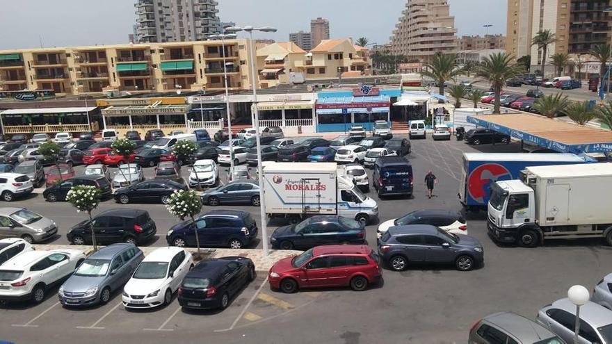 Coches estacionados de forma indebida en la plaza del Cavanna de La Manga en una imagen tomada esta semana.