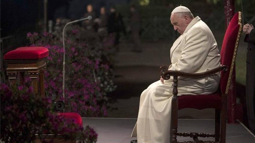 El limosnero del Papa da dinero a los mendigos