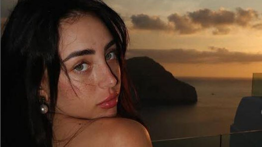 Nicki Nicole en Ibiza: paseos en yate (con mareo incluido) y atardeceres con amigos