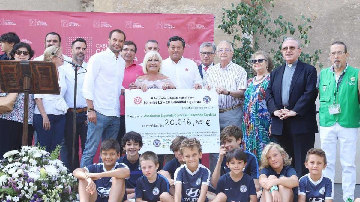 La AECC recibe un cheque de más de 20.000 euros de la recaudación del 3º Torneo benéfico de fútbol base