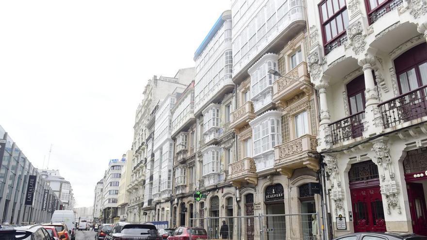 Las "joyas" aún escondidas de la plaza de Lugo de A Coruña veinte años después de su reforma