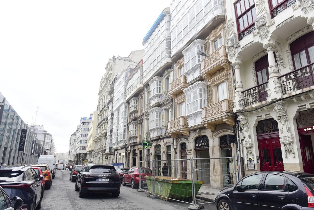 Calle de la plaza de Lugo con la conocida como Casa de los Cisnes, junto a la Casa Arambillet y otras viviendas de finales del siglo XIX