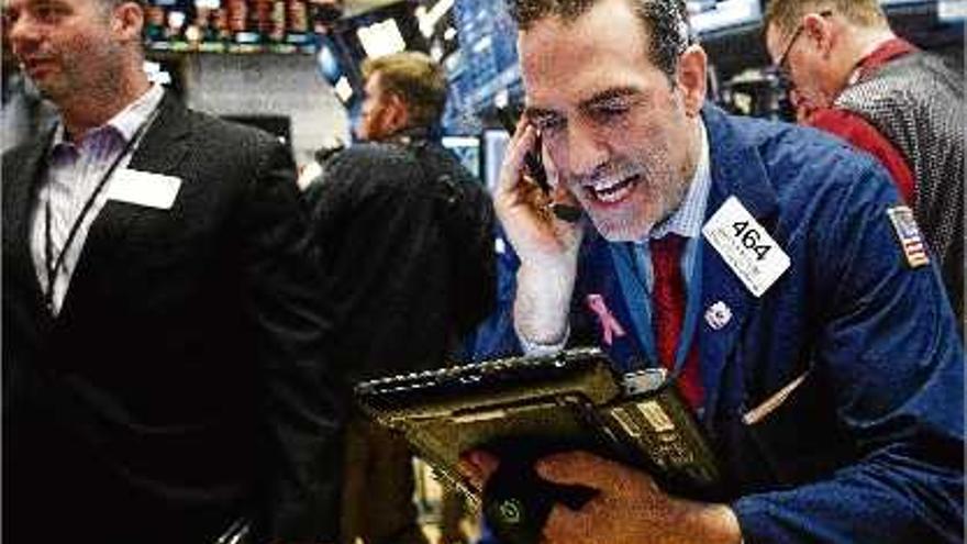 Un broker de Wall Street, en plena acció, ahir al matí hora local, quan el Brexit ja era un fet.