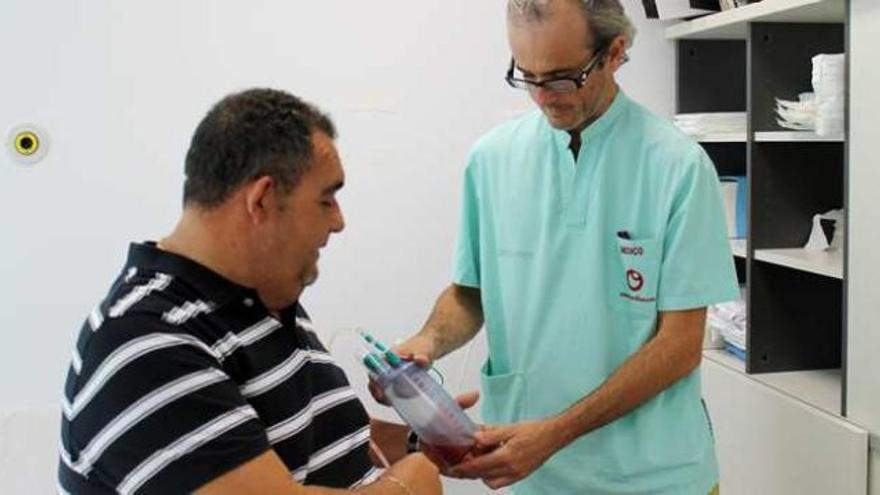 El doctor encargado de cirugía bariátrica en el Hospital del Vinalopó, Andrés Tomás, atiende a Antonio Aroca, un paciente operado hace una semana.
