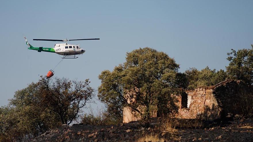 Un helicóptero del Infoca interviene en la extinción del incendio.