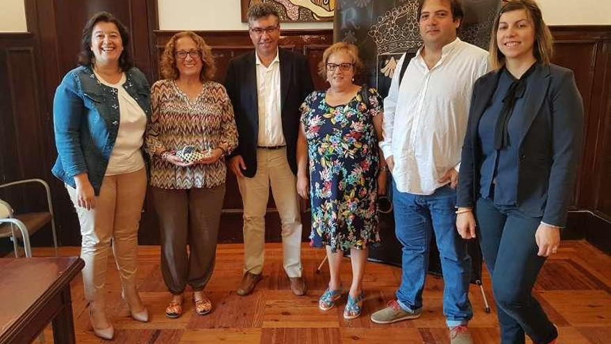 María del Carmen Amoedo, Luisa Márquez, Javier Bas, Elisa Arias, José Pérez y Ángela Antón, ayer, en el Concello de Redondela. // FdV