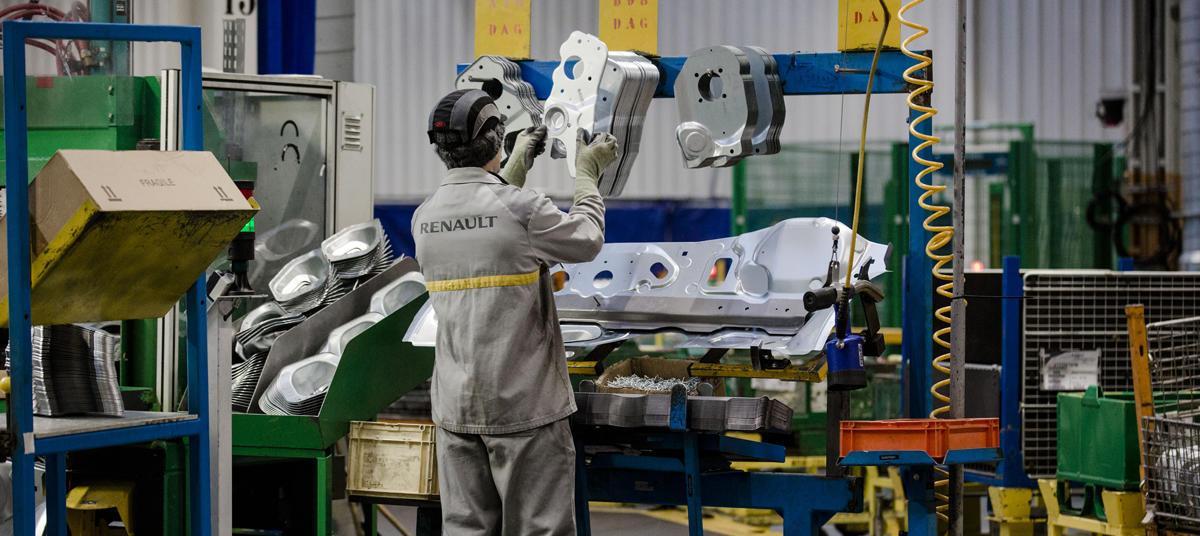 Un empleado trabaja en una fábrica de Renault.