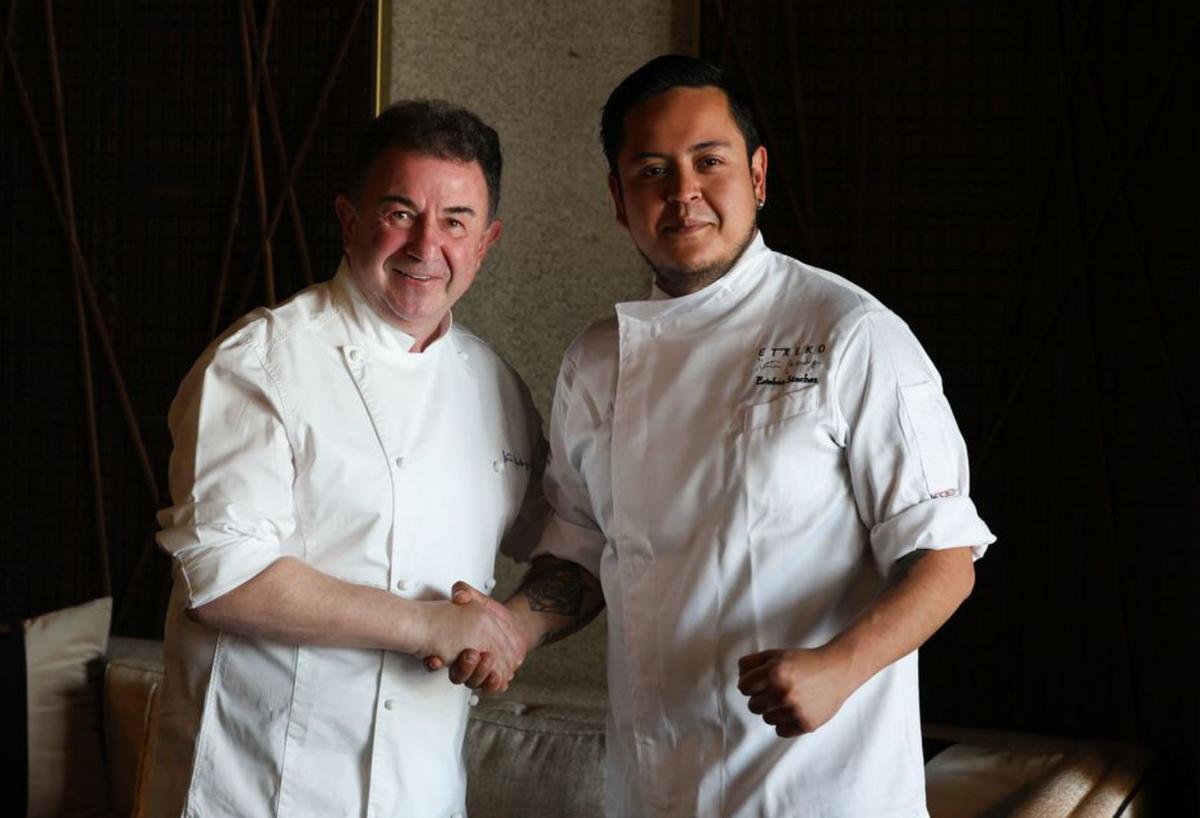 Martín Berasategui y su nuevo chef ejecutivo Esteban Sánchez en Etxeko Ibiza. | TONI ESCOBAR
