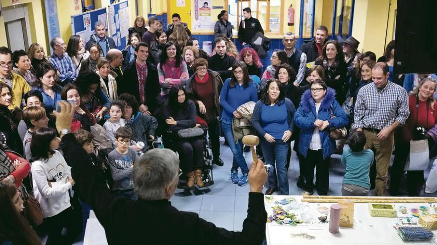 Alumnos y profesores de la Escuela de Idiomas durante la subasta de trabajos realizada a beneficio del Banco de Alimentos de Zamora.