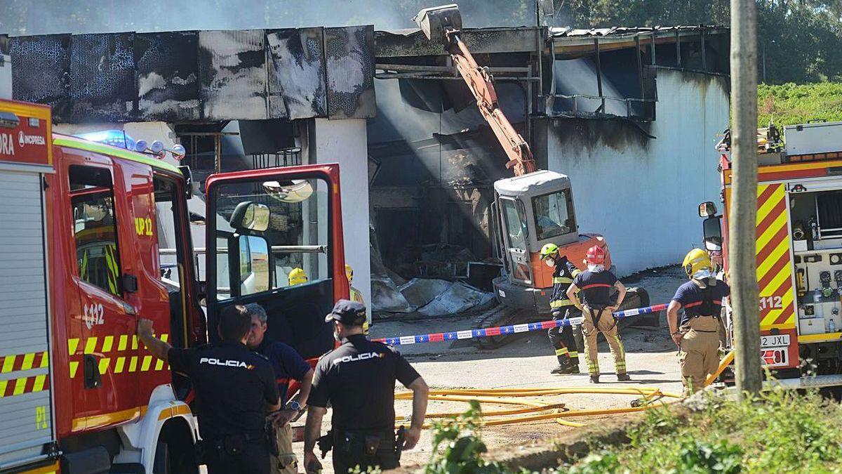 Los vecinos miran con impotencia la destrucción de la nave.