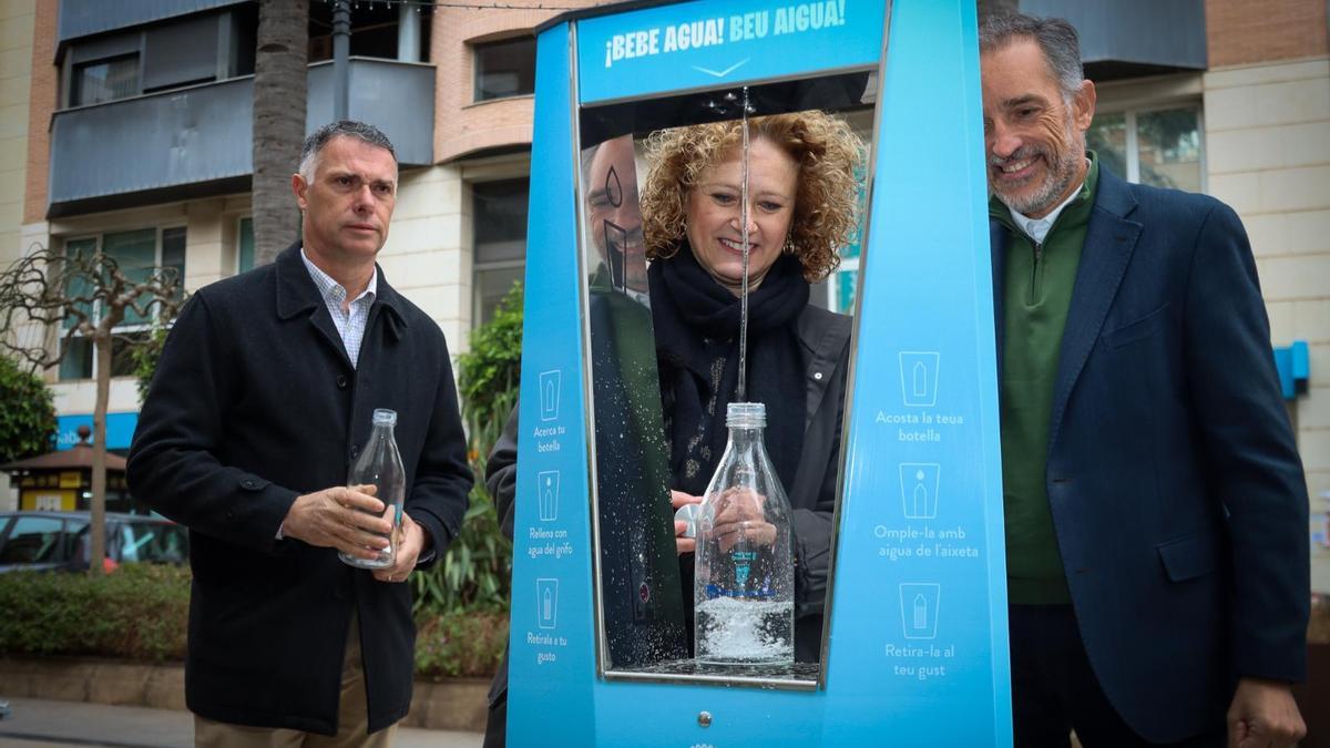 Folgado y Bartual en la primera fuente instalada