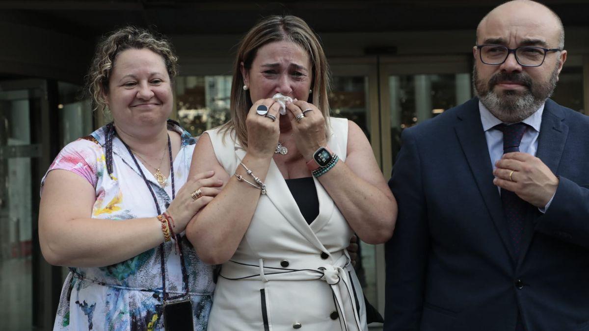 Marisol Burón, madre de Marta Calvo, con su abogada, PIlar Jové, y el letrado Vicente Escribano.