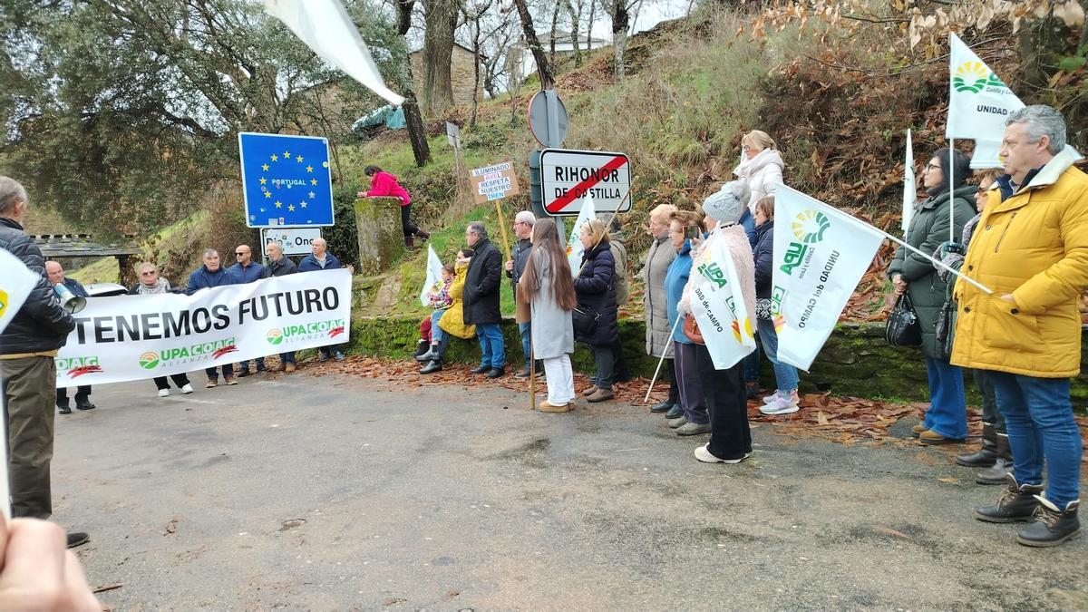 Carretera de Rihonor, en la frontera con Portugal, durante una protesta por las infraestructuras de la zona.