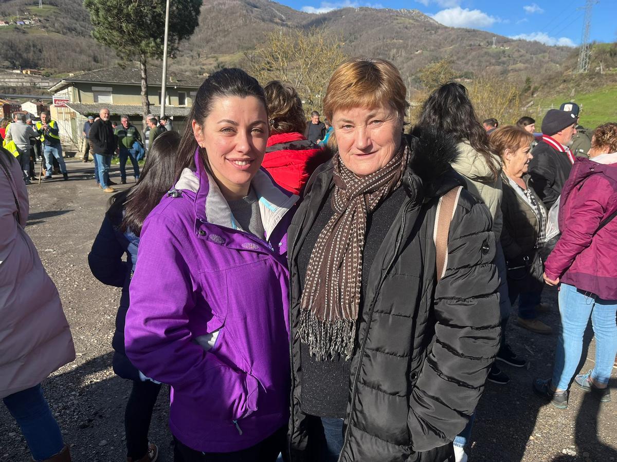 Letizia González y Blanca Pulgar, en Campomanes, durante la protesta contra Mercosur.