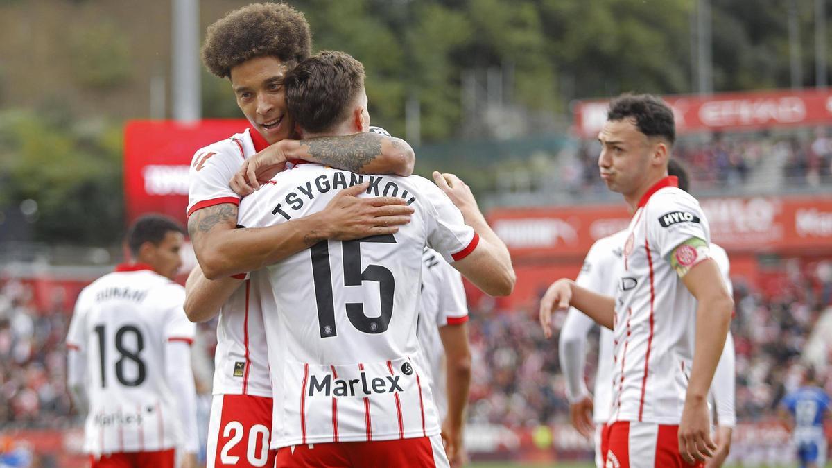 Witsel i Tsygankov s'abracen per celebrar el gol de l'ucraïnès.