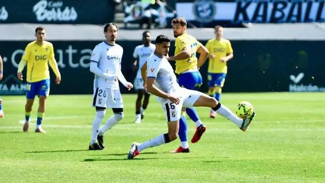 Resumen, goles y highlights del AD Ceuta 2 - 1 Cádiz CF de la jornada 32 de LaLiga Hypermotion