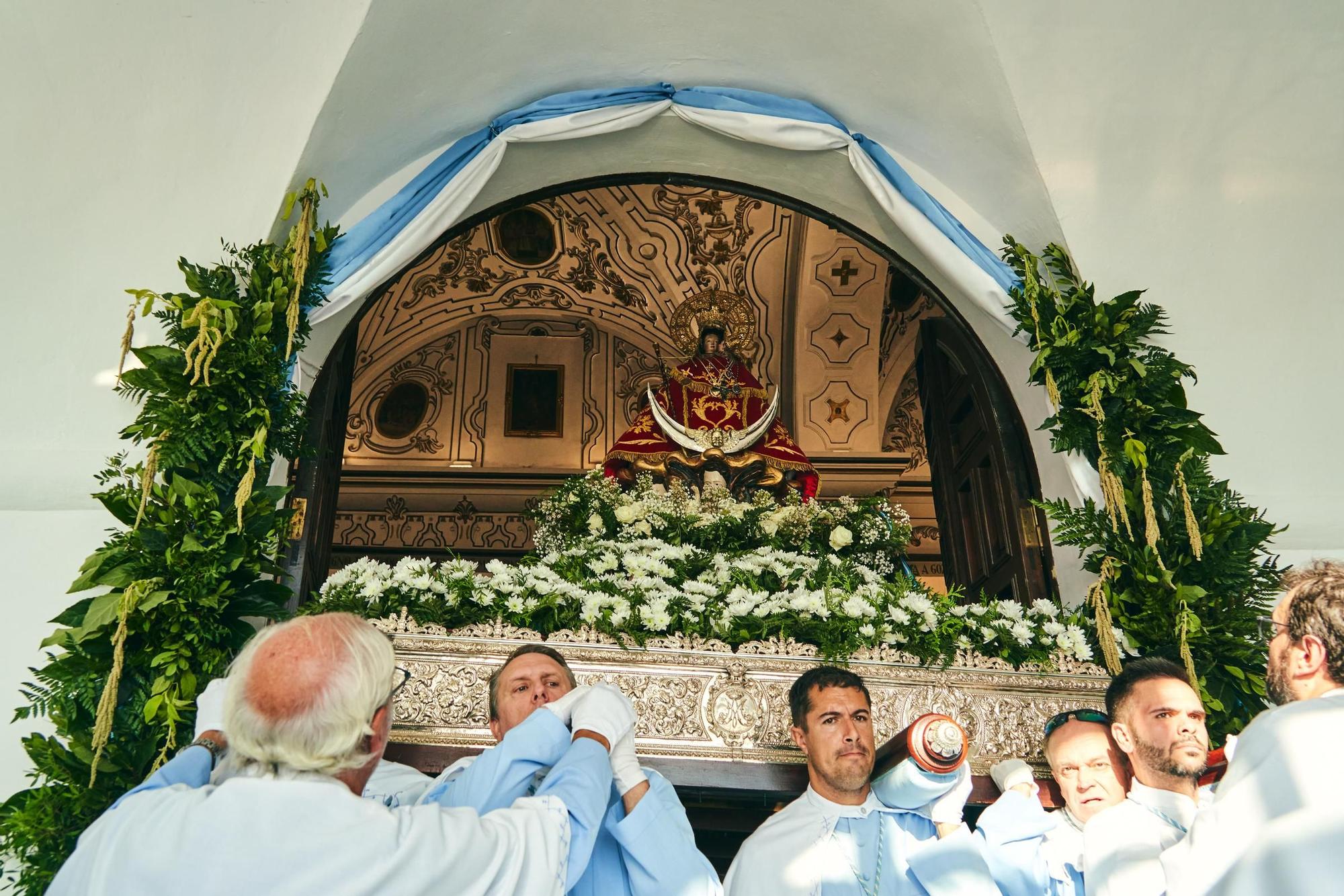 La patrona de Cáceres abre su Año Jubilar con cientos de devotos en el santuario