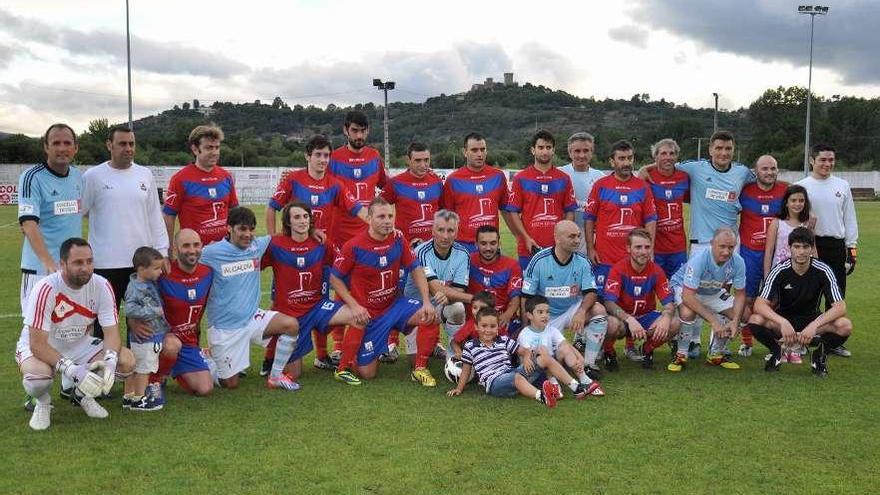 Los equipos del Verín e Indoor Celta, ante de comenzar el partido en el José Arjiz.